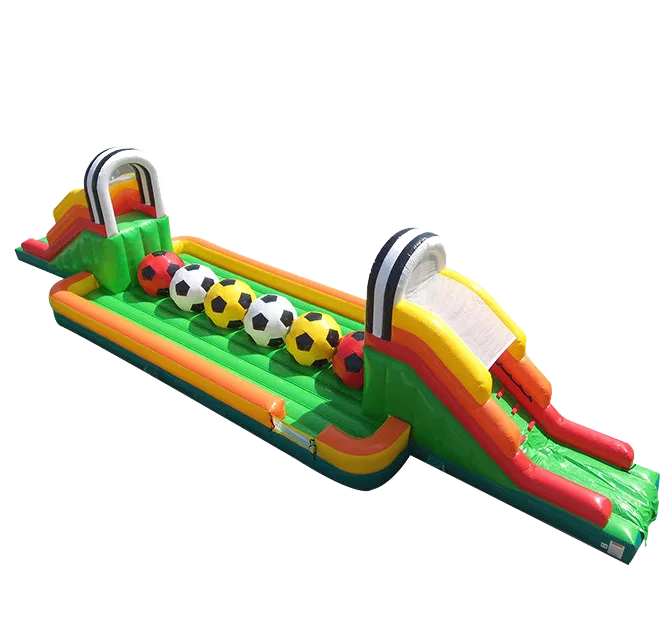 Structure gonflable Wipe Out Football sur fond transparent, jeu sportif et amusant pour tous les âges