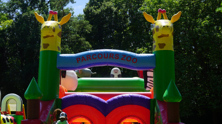 Enfants jouant sur la structure gonflable Parcours Zoo en action