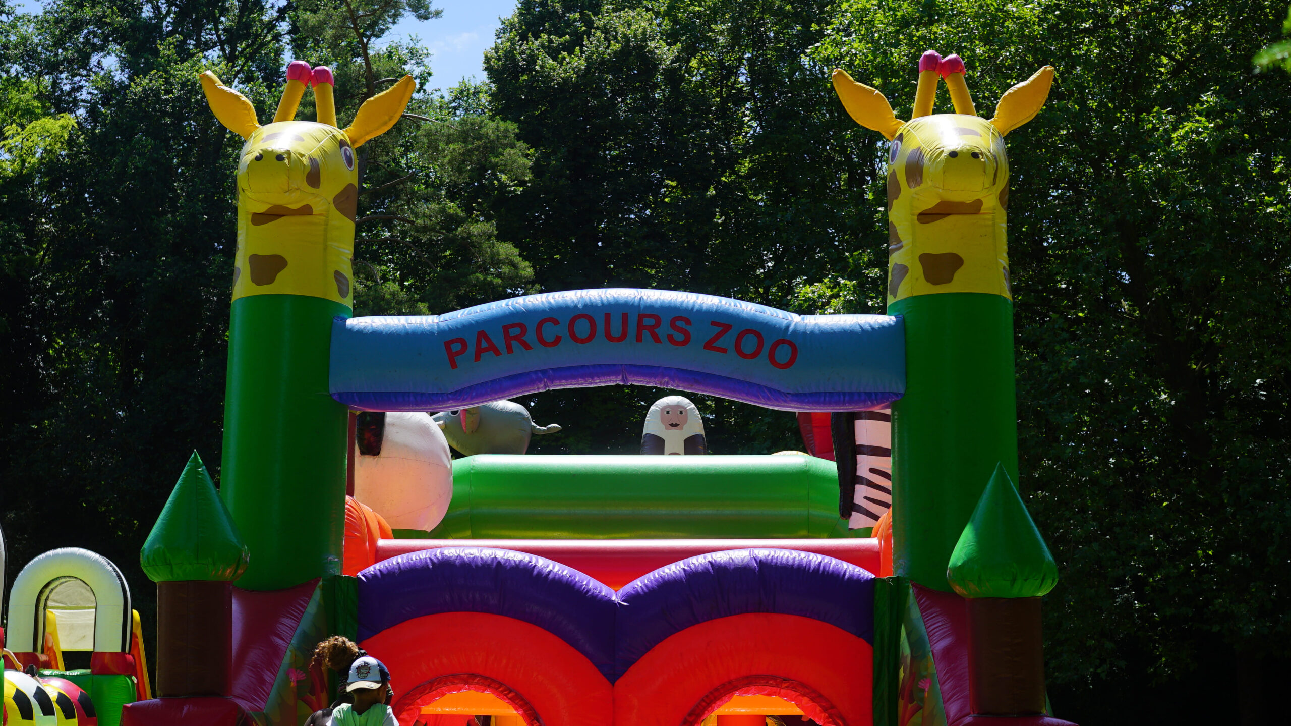 Enfants jouant sur la structure gonflable Parcours Zoo en action