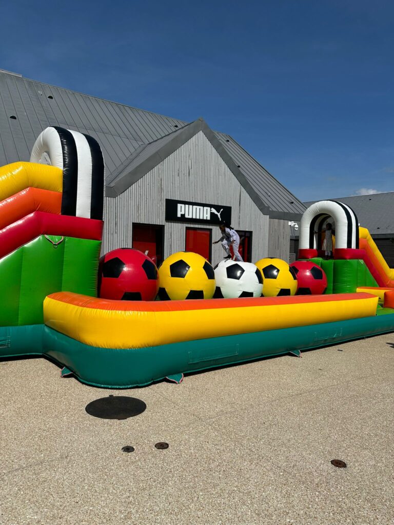 Enfants jouant au Wipe Out gonflable football en action
