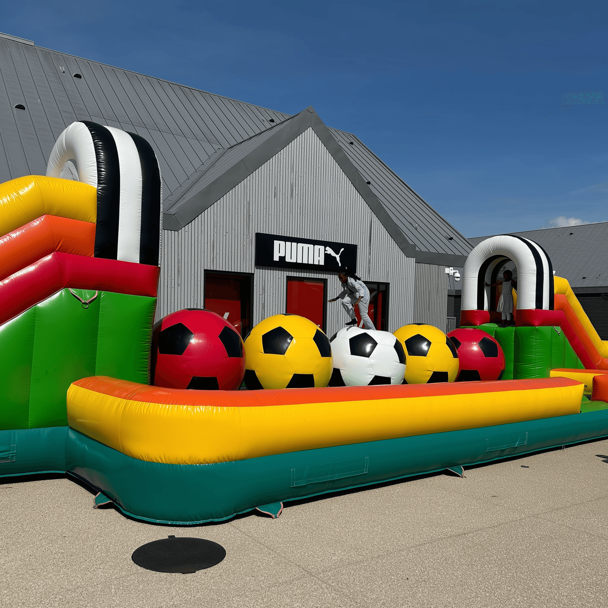 Adolescent franchissant un obstacle sur une structure gonflable sportive et dynamique Mister Bounce.