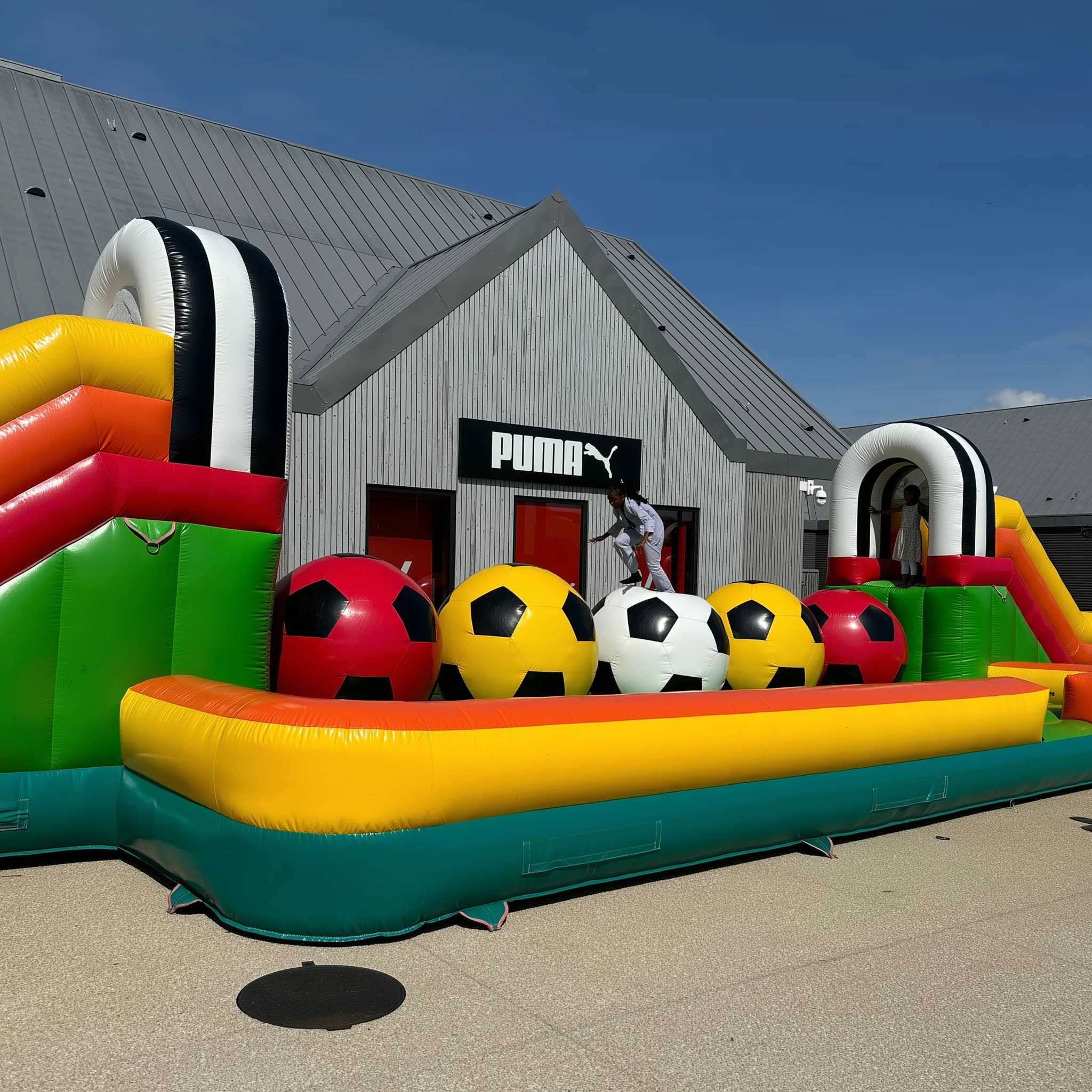 Adolescent franchissant un obstacle sur une structure gonflable sportive et dynamique Mister Bounce.