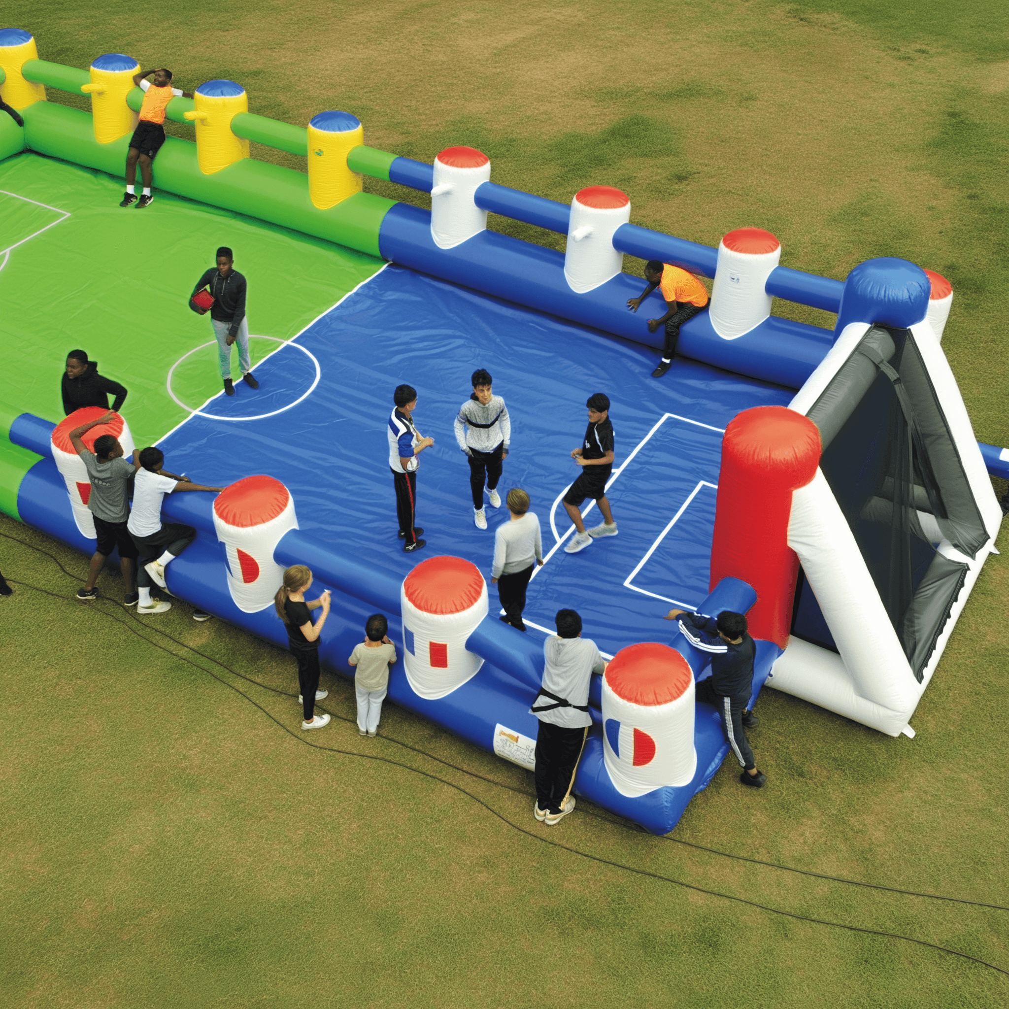 Terrain de football gonflable géant avec cages intégrées installé pour un tournoi en extérieur.