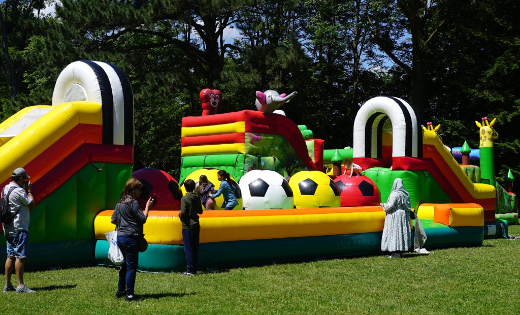 Animation Wipe Out gonflable en pleine activité familiale Structure gonflable Wipe Out en action avec enfants et parents s’amusant