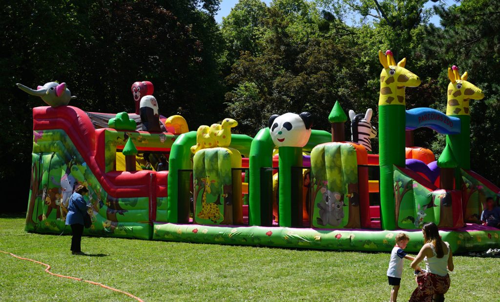 Parcours Zoo gonflable en action Parcours gonflable Parcours Zoo en action avec enfants qui jouent