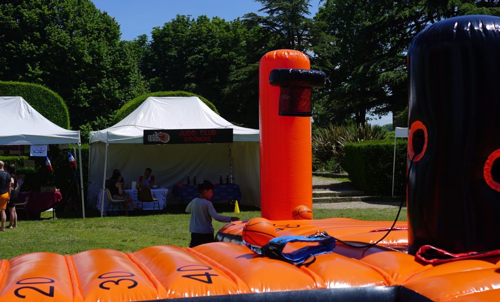 Animation Equalizer Basket gonflable en pleine activité Structure gonflable Equalizer Basket en action avec des enfants jouant