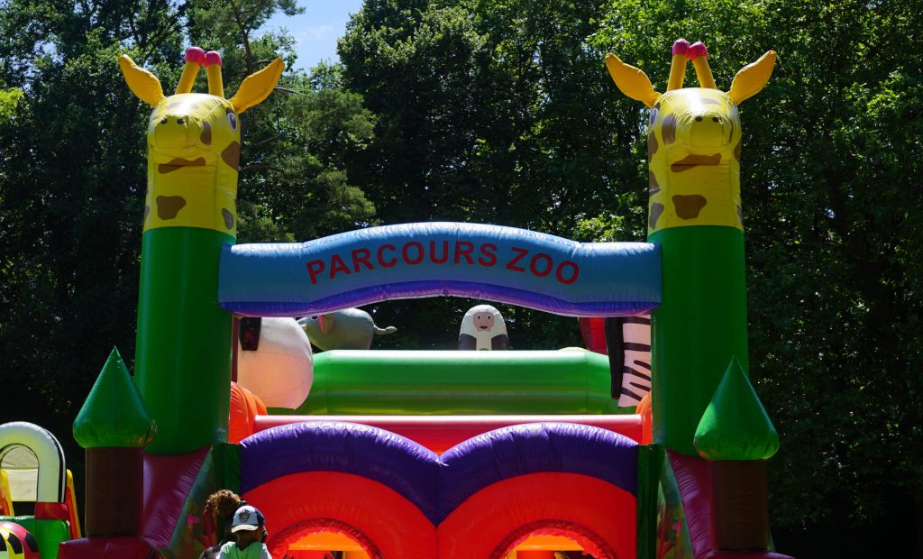 Animation Parcours Zoo gonflable en plein jeu Enfants jouant sur la structure gonflable Parcours Zoo en action